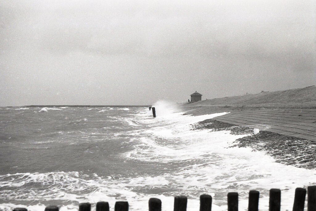 Dijkhuisje tijdens storm