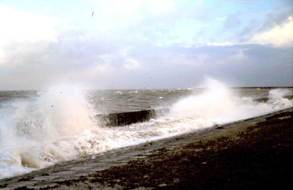 Dijkhuisje bij storm